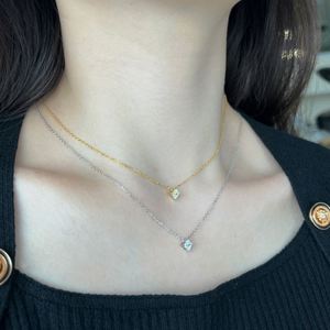 สร้อยคอจี้รูปใบโคลเวอร์สี่แฉก Dylam ทอง 18K ประดับเพชรซิร์โคเนีย 5A สำหรับผู้หญิง สาวๆ ของขวัญวันครบรอบ วันวาเลนไทน์ - Product Image 3