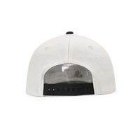 Op maat gemaakte logo bedrukking 5-panel baseball caps 100% katoen ademend waterdicht enkelvoudige gespsluiting wit/zwarte klep unisex