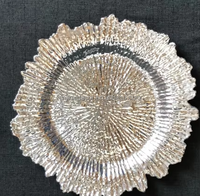 Assiette de présentation réutilisable en plastique argenté/doré de 13 pouces pour mariage, événement, fête, décoration de table