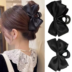 Pince à cheveux style Hepburn sophistiquée avec nœud en ruban noir, pince requin pour chignon, bandeau princesse évasioniste avec pince à cheveux - Product Image 1