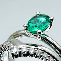Dos Anillos, Una Historia |   Anillo de Oro de 18K con Diamante de Corte Ovalado de 0.65ct, Solitario con Banda en V y Engaste de Garras |   Colección de Compromiso