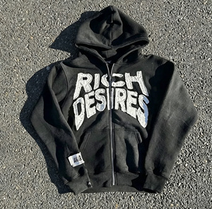 Sudadera con capucha boxy de algodón con cremallera, estilo streetwear, con apliques bordados personalizados, parches desgastados con lavado ácido, rasgada y con pedrería. - Product Image 1
