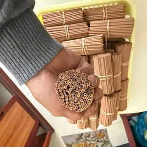 Varillas de Incienso de Sándalo para Uso Religioso Antiestrés con Aromas Herbales 100% Naturales y Relajantes para el Bienestar Espiritual - Product Image 1