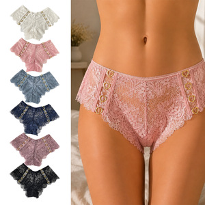 Pantalon triangulaire en dentelle avec boutons décoratifs en forme de cœur sur les côtés - Design en dentelle qui s'adapte au corps, respirant et doux pour la peau - Product Image 3