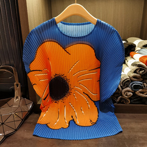 เสื้อยืดพลีททรงหลวมไซส์ใหญ่ลายดอกทานตะวัน ปี 2026 สำหรับผู้หญิง แขนทรงปีกค้างคาว ลายสก็อตแบบเป็นทางการ 3 มิติ เป็นมิตรกับสิ่งแวดล้อม ประดับลูกปัดแบบโปร่ง สำหรับฤดูร้อน - Product Image 6