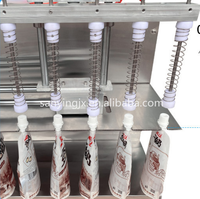 Machine de remplissage et de bouchage semi-automatique à 4/6 buses pour liquides (jus, lait, gelées) en Doypack à bec verseur