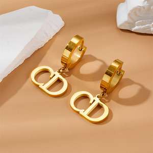 Pendientes de Aro Dorados Marca D con Dije de CD para Mujer, Joyería de Acero de Titanio - Product Image 4