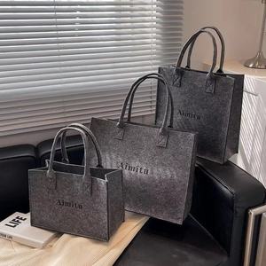 Sac fourre-tout en feutre bleu personnalisé avec logo, grande capacité, design surdimensionné, pour les courses quotidiennes en extérieur - Product Image 1
