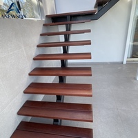 Escalier en tube carré métallique sur mesure pour projet résidentiel intérieur, avec poutres métalliques