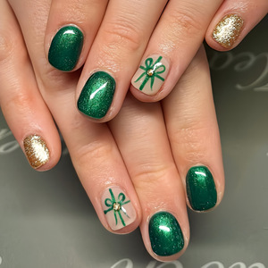 Faux ongles à presser de Noël vert olive avec nœud cadeau et paillettes dorées, élégants et illuminants pour les fêtes, le salon et le DIY - Product Image 1