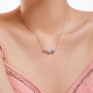 Collier pendentif Dylam Dazzling en argent S925 plaqué rhodium avec plusieurs pierres précieuses en moissanite et zircone cubique 5A pour femmes - Product Image 2