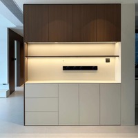 Buffet de salle à manger moderne minimaliste en bois écoresponsable fait main avec éclairage LED intégré et vitrine en verre sans poignées