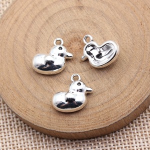 Colgante de <span class=keywords><strong>patito</strong></span> hinchado de 15x14x6mm con <span class=keywords><strong>un</strong></span> solo lazo, de aleación en tono plateado, para pulsera de regalo de baby shower - Product Image 2