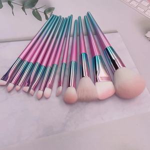 Ensemble de 12 pinceaux de maquillage pour le visage, manche en plastique, poils synthétiques, respectueux de la peau, pour le contouring, le blush, le fond de teint, le correcteur - Product Image 1