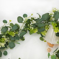 Nouvelle couronne de Noël artificielle faite à la main, ornement de décoration d'hôtel, fleur d'eucalyptus artificielle, guirlande de Noël en plastique
