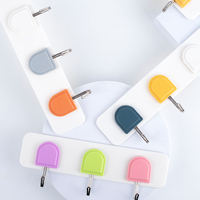 Tenture murale en plastique de couleur simple cinq crochets chambre cuisine poinçon gratuit crochet adhésif fort