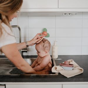 हाथ से नरम सिलिकॉन बेबी स्नान स्क्रबर ब्रश मैनुअल चेहरे की सफाई क्रैडल टोपी के आकार के स्नान ब्रश स्पंज और स्क्रबर - Product Image 6