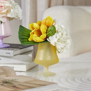 紧凑型餐桌装饰 200x200x240 毫米 逼真人造玉兰、绣球花和锦葵叶插花，带玻璃花瓶 - Product Image 2