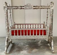 Décoration d'événements traditionnels Jhoola : Achetez un élégant berceau Palna de style sud-indien en teck poli pour la cérémonie de baptême du bébé