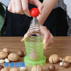 Casse-noix manuel à ressort en plastique pour peler les noix de pécan entières - Product Image 1