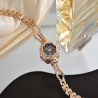 Nouvelle montre-bracelet élégante de style coréen, design croisé, alliage, mouvement à quartz, délicate, tendance, minimaliste pour femme
