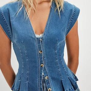 Chemise en jean vintage délavée à col en V et manches courtes pour femme, élégante, avec boutons, collection 2025 - Product Image 2