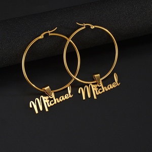 Pendientes de Aro de Acero Inoxidable con Diseño de Letra Personalizada, Pendientes con Nombre Personalizado - Product Image 1
