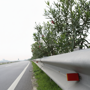 Clôture en acier argenté galvanisé à chaud sur mesure pour la sécurité routière des autoroutes, fabriquée au Vietnam - Product Image 1