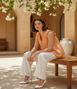 Haut en tissu cambric élégant et décontracté pour femme, chemisier d'été en tissu doux, coupe ample confortable pour le quotidien et les vacances - Product Image 1