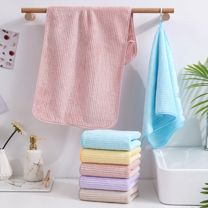 Serviette de toilette en polaire corail rayée 75x35cm, absorbante et douce, pour usage domestique - Product Image 2