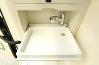 Aménagement intérieur VIP de luxe pour Sprinter Van : Ensemble complet de sièges capitaine en cuir matelassé, armoire de rangement supérieure et cloison.