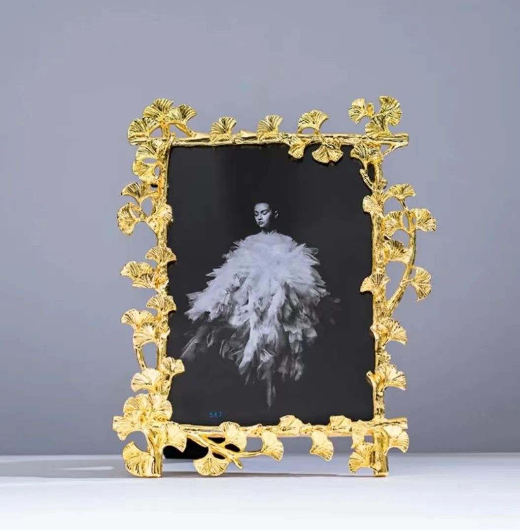 Photo frame custom light luxury golden flower shape 6 /7/10 inch alloy photo frame high-end wedding photo frame
