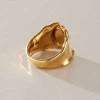 Bague ouverte imposante en acier inoxydable plaqué or 18 carats avec pierre œil de tigre marron