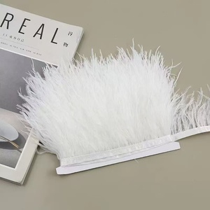 Venta al por mayor de fábrica: Ribete de plumas de <span class=keywords><strong>avestruz</strong></span> naturales de 10-15 cm, cinta de encaje teñida y blanqueada, esponjosa, para bodas, decoración del hogar y manualidades. - Product Image 2