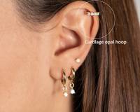 Boucles d'oreilles créoles miniatures délicates en argent plaqué, avec opale de feu blanche