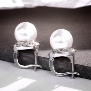 Orecchini semplici rotondi con pietre scintillanti effetto perla per donna, eleganti gioielli da indossare tutti i giorni - Product Image 1