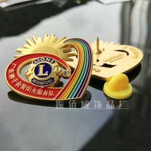 Nhà Máy Bán Hàng Trực Tiếp Kim Loại Tùy Chỉnh Vàng Lưu Niệm Phù Hiệu OEM Sư Tử Huy Hiệu Câu Lạc Bộ - Product Image 3