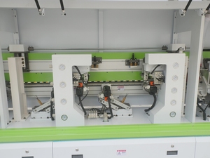 Machine de fraisage, perçage et chanfreinage CNC six axes et neuf axes JD-LK866 pour panneaux alvéolaires bois-aluminium pour portes d'armoires – Facile à utiliser - Product Image 5