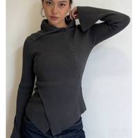 Pull en maille pour femme à ourlet asymétrique et manches évasées - Col plissé avec détail boutonné, coupe ajustée