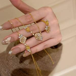 Collana con Doppia Rosa in Rame Placcato Oro Stile Retrò Francese, Bracciale Camelia, Anello Semi Aperto, Gioielli Eleganti di Lusso Leggero per Donne - Product Image 1