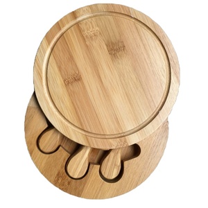 Tabla de Cortar Queso de Bambú con Juego de Tres Cuchillos y Tabla de Cortar Estilo Rústico con una Variedad de Usos - Product Image 1