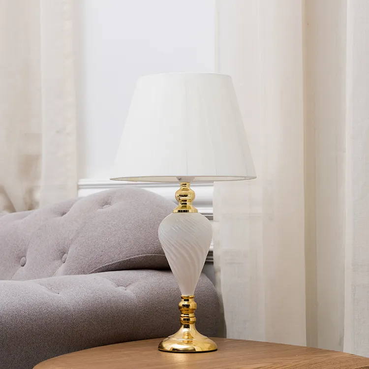 Elegante Villa Dormitorio Lámpara de escritorio Pieza de decoración del hogar personalizada Base de cerámica Lámpara de mesa de lujo blanca para cabecera