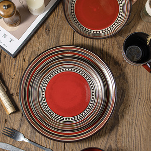 Juego de vajilla de porcelana de cerámica roja de lujo Diseño de plato de lujo personalizable para uso en el hogar o la cena del <span class=keywords><strong>hotel</strong></span> - Product Image 3
