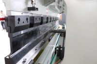 Machine à barres torsionnelles entièrement automatique certifiée CE 300 tonnes 6000 mm pour acier inoxydable et acier doux, avec moteur de pliage et pompe à économie d'énergie