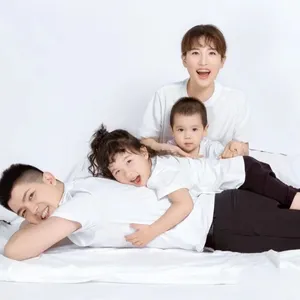 UMA família de três ou quatro Camisetas com mangas curtas preto estúdio de fotografia da família puro T 100 dias roupa pai-filho de verão