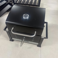 Barbecue à charbon de bois compact de table avec aération réglable, construction en acier laminé à froid, évier de préparation latéral inclus pour