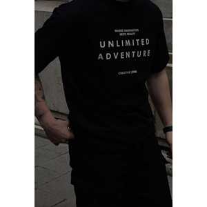 Camiseta Negra de Gran Gramaje con Estampado 'Unlimited Adventure' Estilo Urbano, 240 Gramos de Tela, Muestra Gratuita Comprimida - Product Image 2