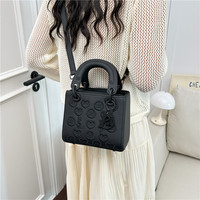 Sac à main carré élégant pour femme en cuir PU avec fermeture à cadenas et motif cœur, disponible en plusieurs couleurs pour un usage quotidien