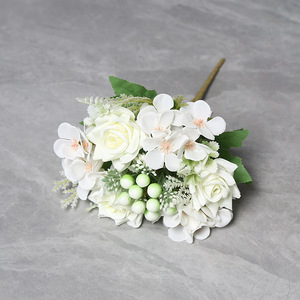 Venta al por mayor <span class=keywords><strong>esquina</strong></span> Rosa falso ramo <span class=keywords><strong>de</strong></span> <span class=keywords><strong>flores</strong></span> silvestres decoración del hogar boda <span class=keywords><strong>de</strong></span> mano mezcla <span class=keywords><strong>de</strong></span> <span class=keywords><strong>flores</strong></span> artificiales baya - Product Image 5