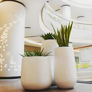 กระถางดอกไม้ไฟเบอร์กลาสขนาดใหญ่หรูหราแกะสลักด้วยมือสไตล์นอร์ดิกที่ทันสมัยสำหรับดอกไม้ประดิษฐ์ศิลปะเชิงพาณิชย์/สาธารณะ - Product Image 1